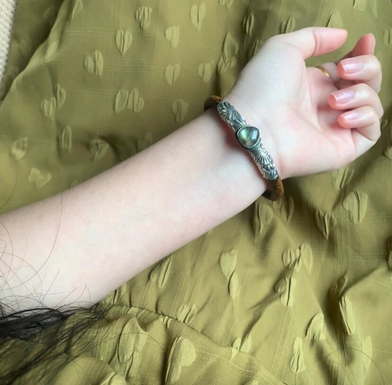 左手戴的鸡血藤手镯 本来是想退的 但是心存侥幸吧 就是想到手看看会