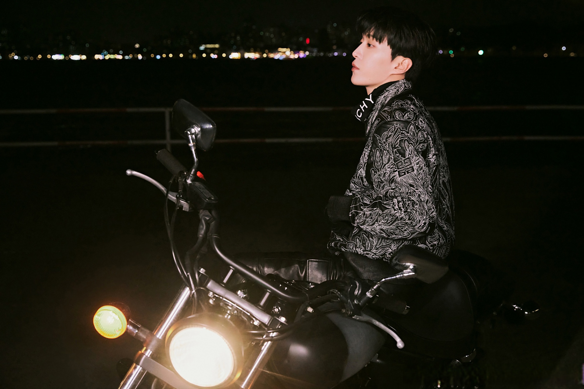 范丞丞出道五周年夜晚氛围感大片#  范丞丞这组夜色大片帅到我心吧舷