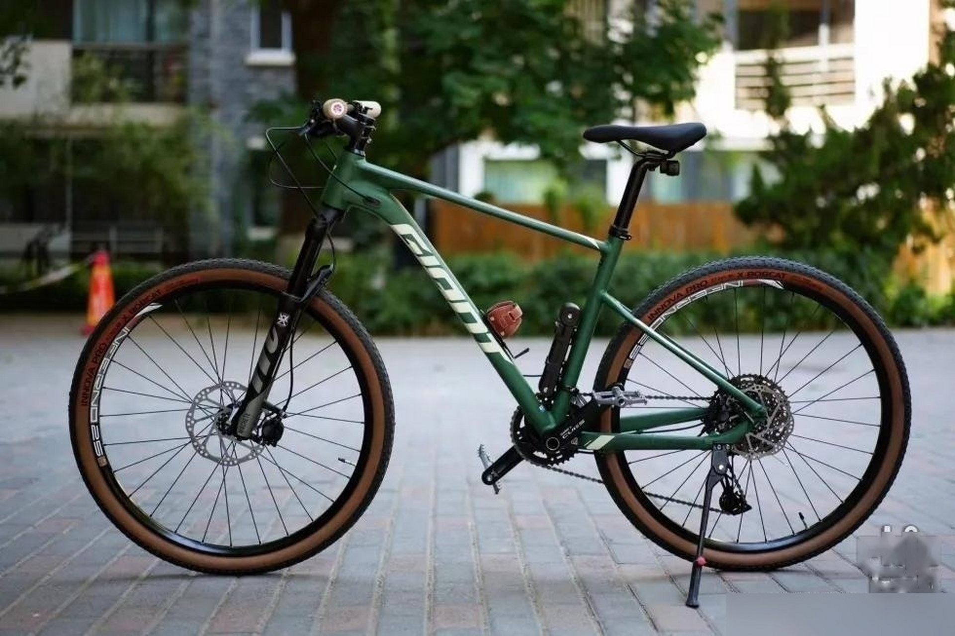 捷安特giant xtc800.自行车推荐 2024款的主要改变如下: 1.