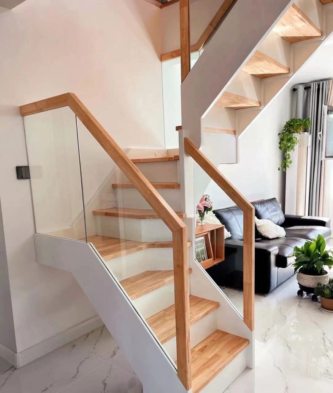 实木结构的楼梯轻巧纤薄 搭配玻璃扶手 尽量延伸视觉效果的深度 让