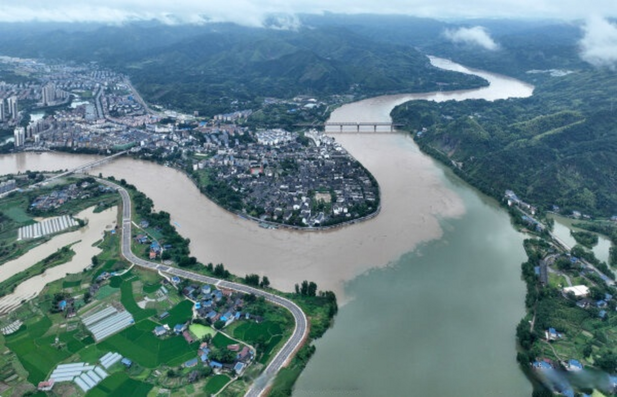 【雨后沅水 泾渭分明】#舞水河和清水江呈现清浊两色# 6月30日,怀化