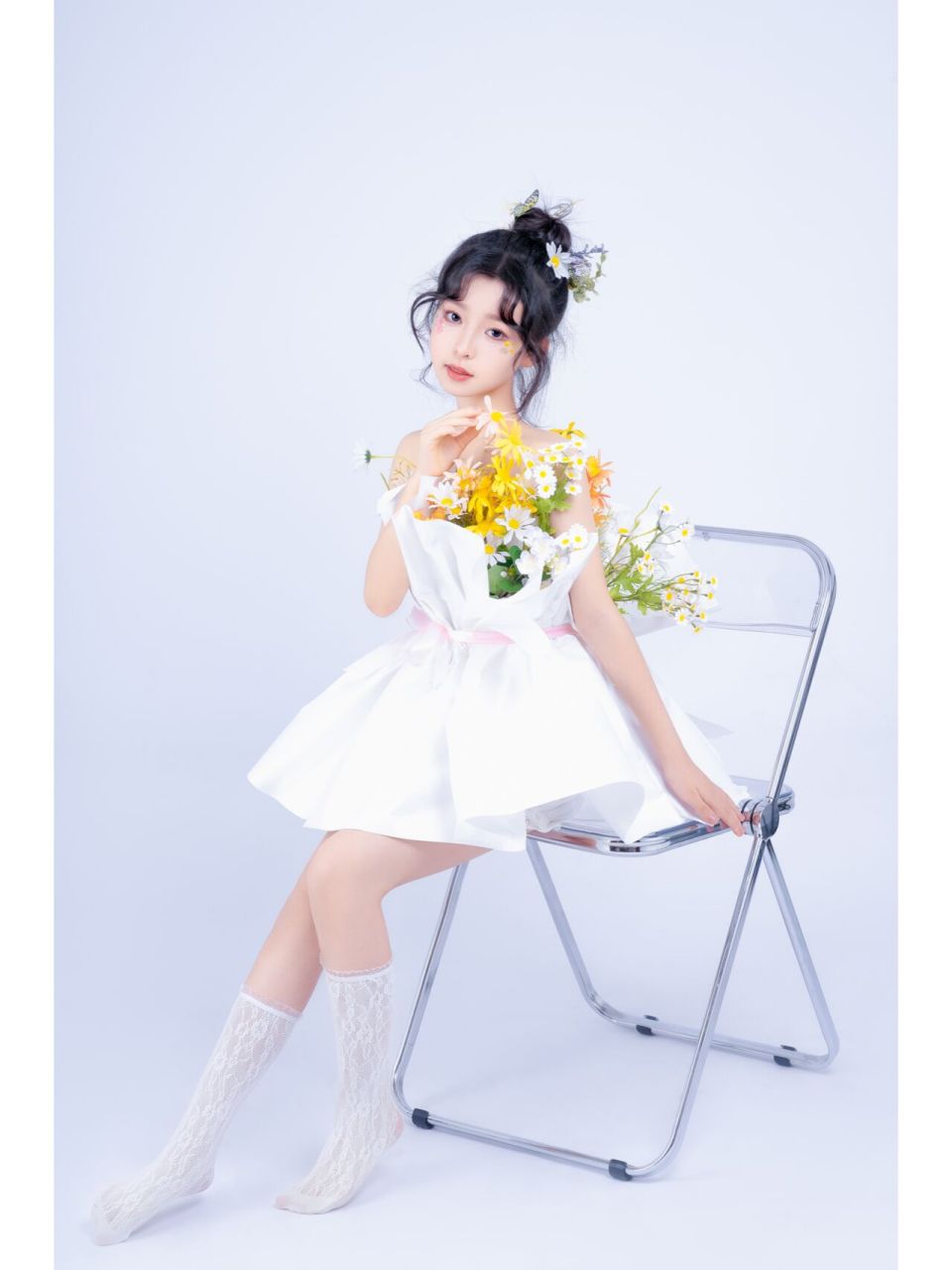 12岁妹妹的表现力太好了!|生日花束写真 现在的小朋友长得可太精致了!