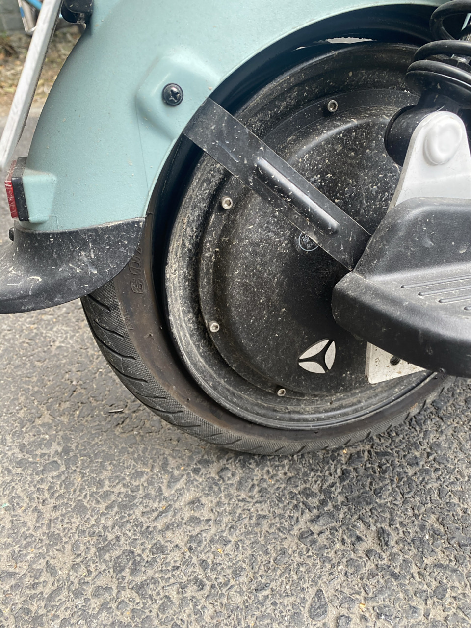 小毛驴突然轮胎瘪掉～ 雅迪电动车买来两个月,后突然车子轮胎直接瘪掉