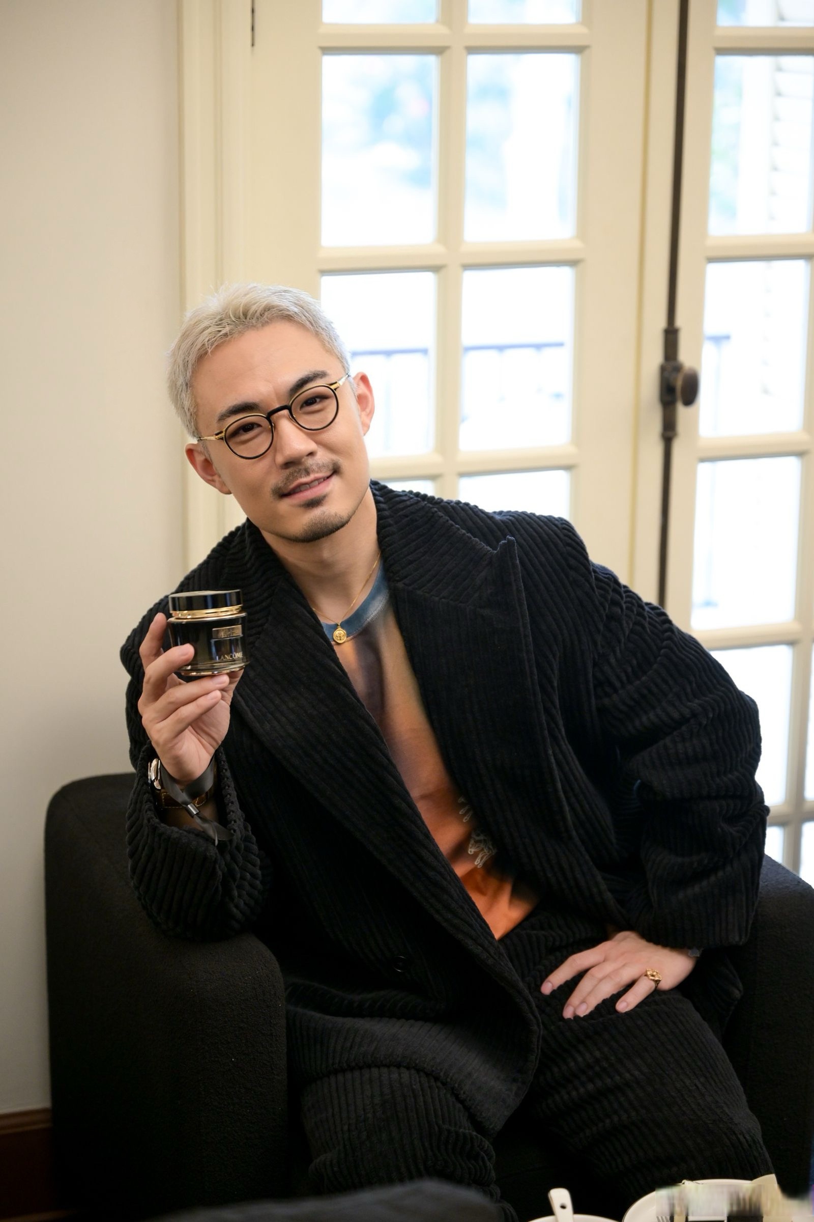 新的黑金面霜质地更为细腻,如天鹅绒般柔软肌肤,沁透肌理
