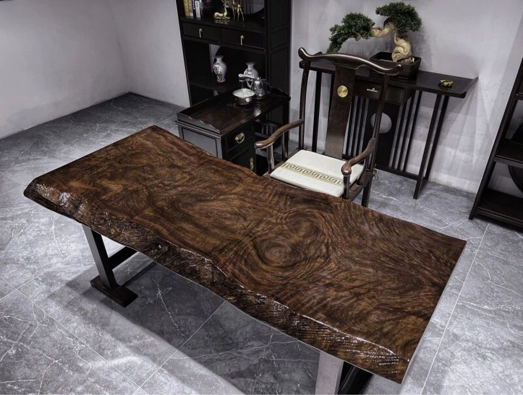 这张黑檀原木大板桌的纹理,真帅 黑檀作为一种名贵木材,深受成功人士
