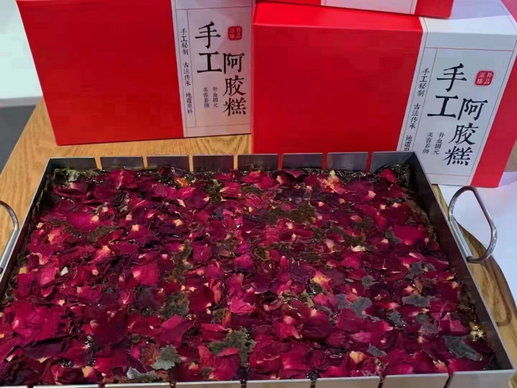 阿胶属于中药里的名贵药材,属于补血里面的佳品.