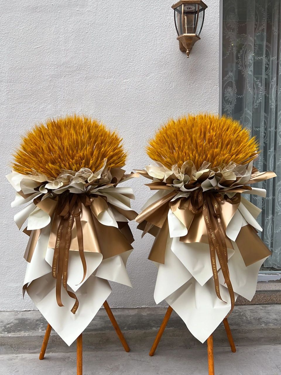 霸气的大麦开业花篮,每个花篮上用了450根麦子,13张包装纸,2块花泥.