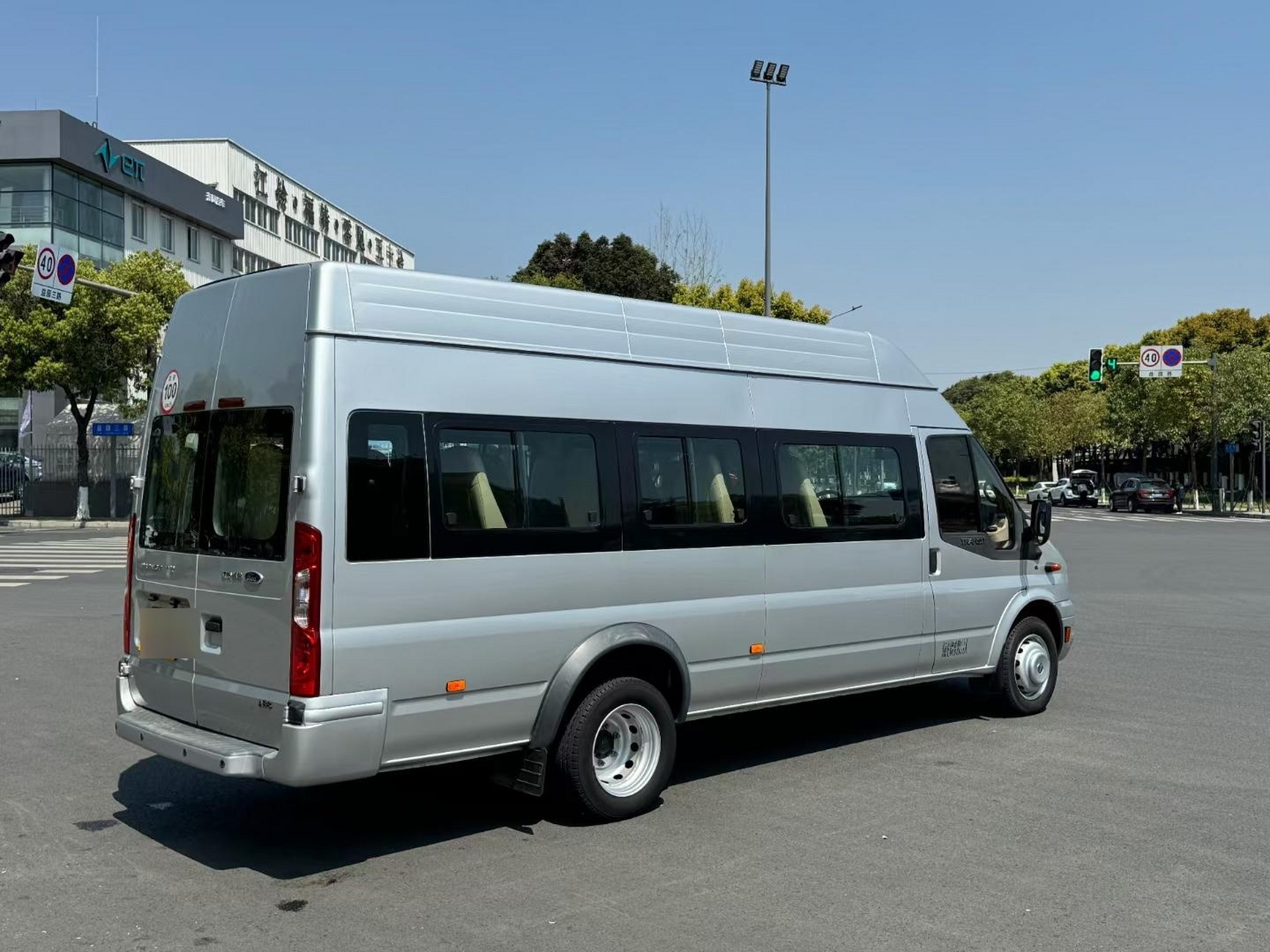 福特新世代全顺,大型普通客车,高顶17座,非营运,国五排放