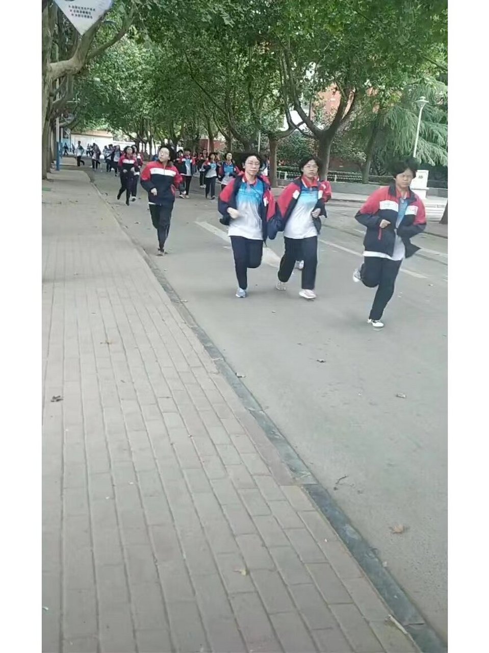 河南长垣一中高中部吃饭时间不足18分钟 河南长垣一中高中部吃饭时间