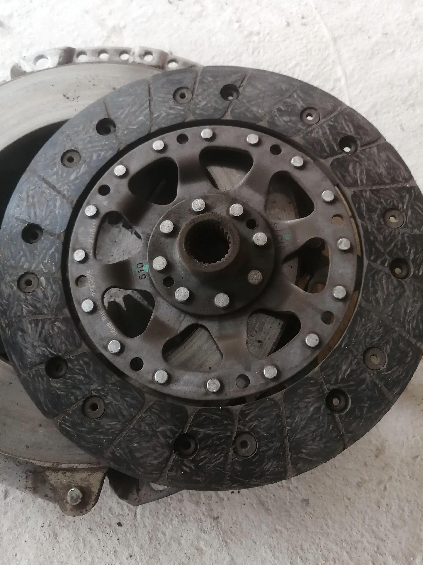 五菱宏光s1离合器分泵排空气,只要把分泵头上的塑料头,旋转90度就可以