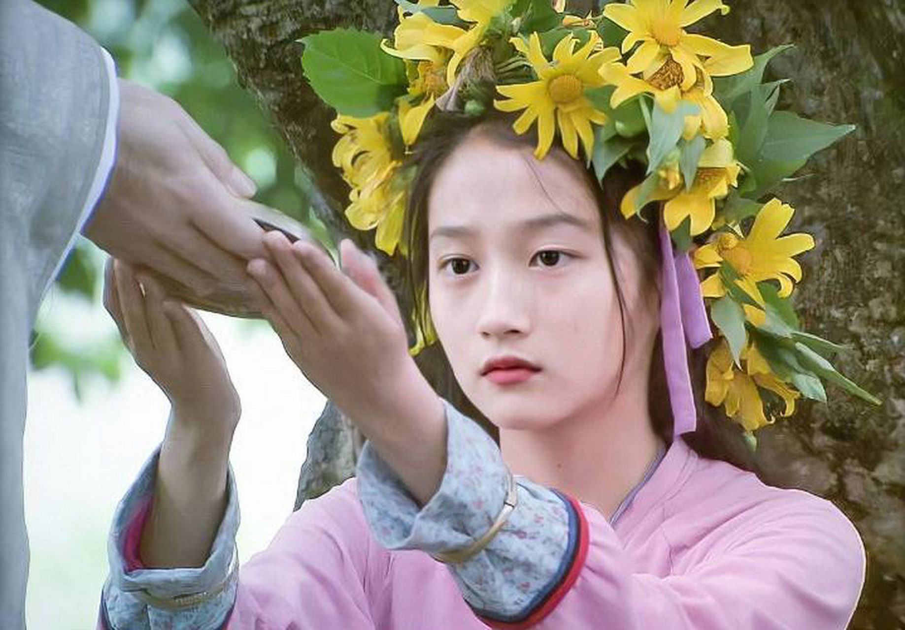 刚刚发现,刘涛版妈祖的小时候是关晓彤演的,那时候的晓彤好青涩啊!