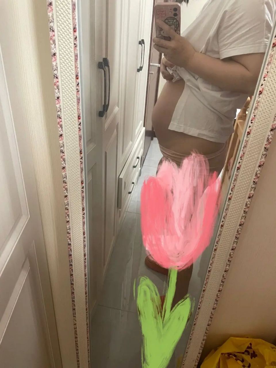 19周大家肚子都多大啦 孕反结束之后简直放飞自我了,到19周胖了10斤