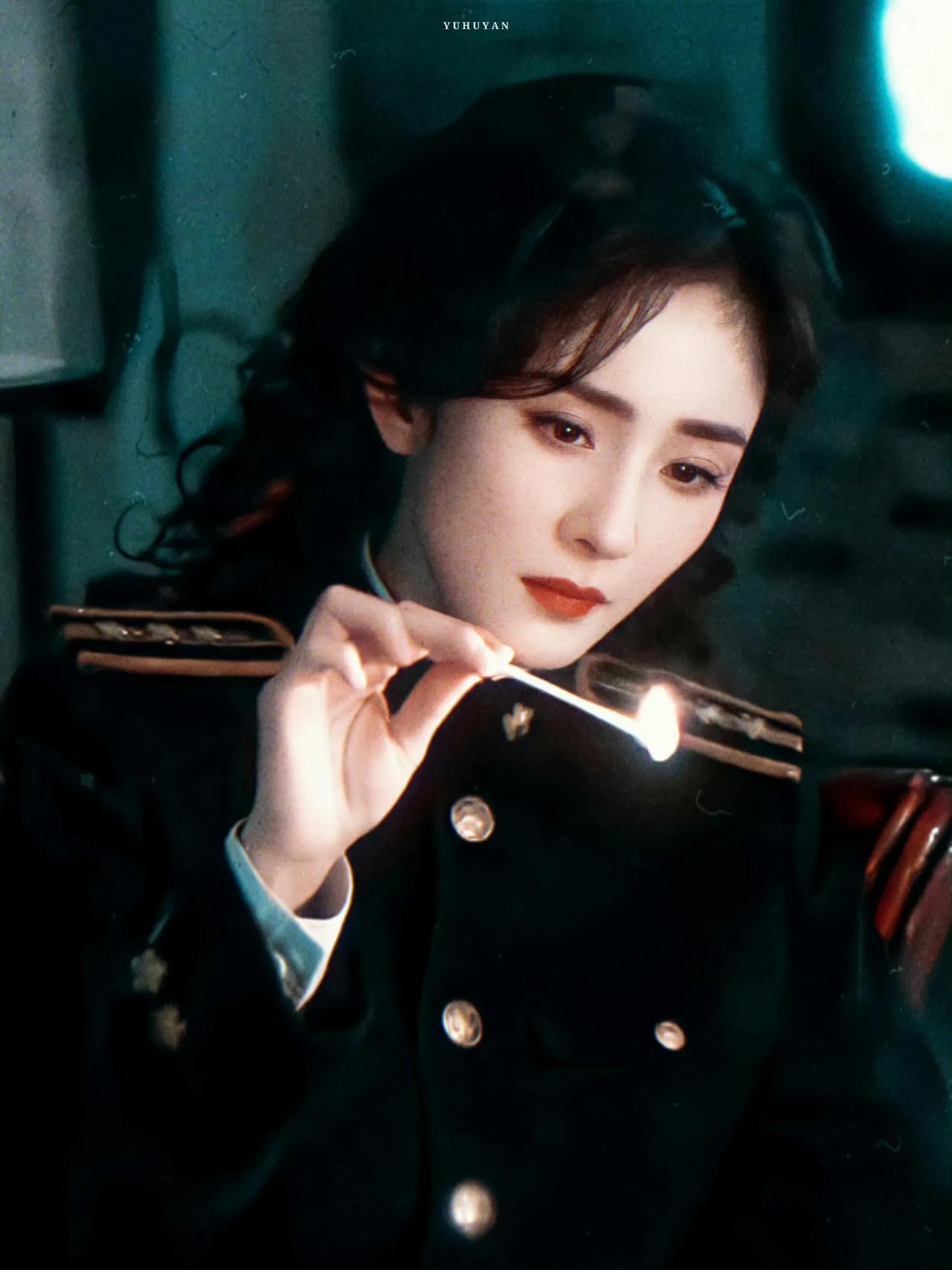 杨幂这身民国军装也太帅了,危险又迷人的关雪,又是被杨幂迷倒的一天
