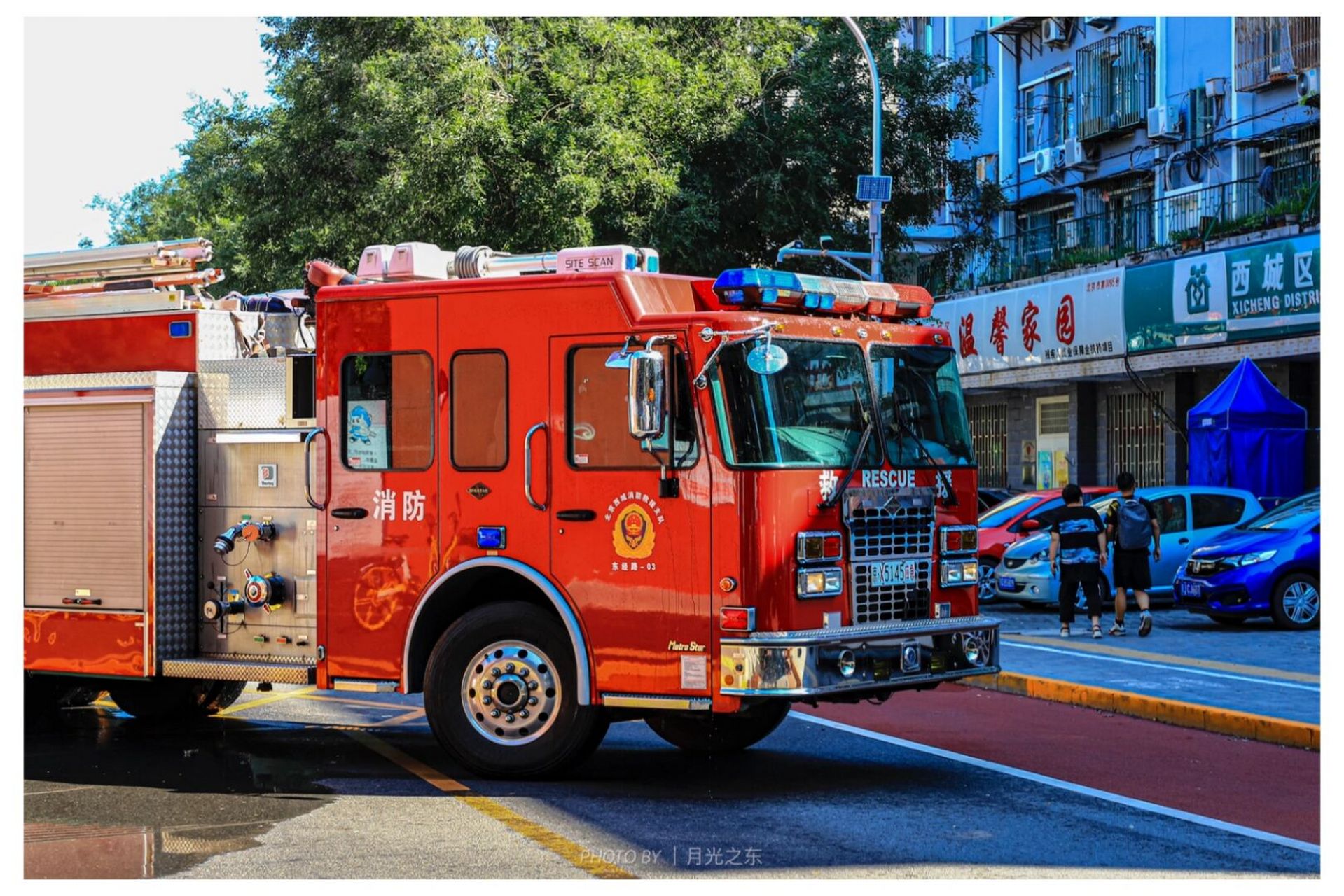 偶尔拍到的消防救援队趁着天晴清洗消防车的场面.