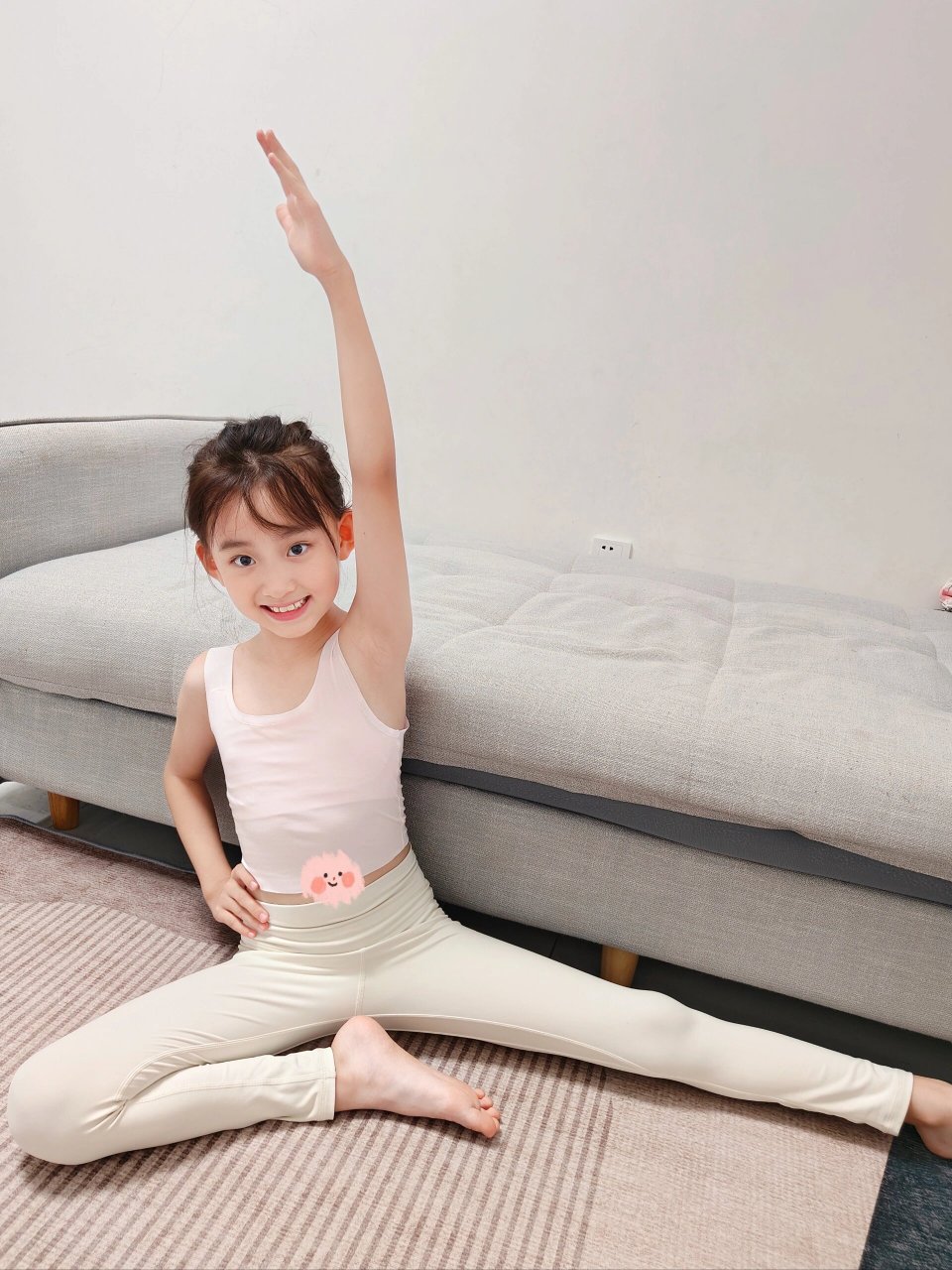 女儿9岁发育期,该穿小背心啦～ 一宝在班里一直属于年龄偏小的 现在也