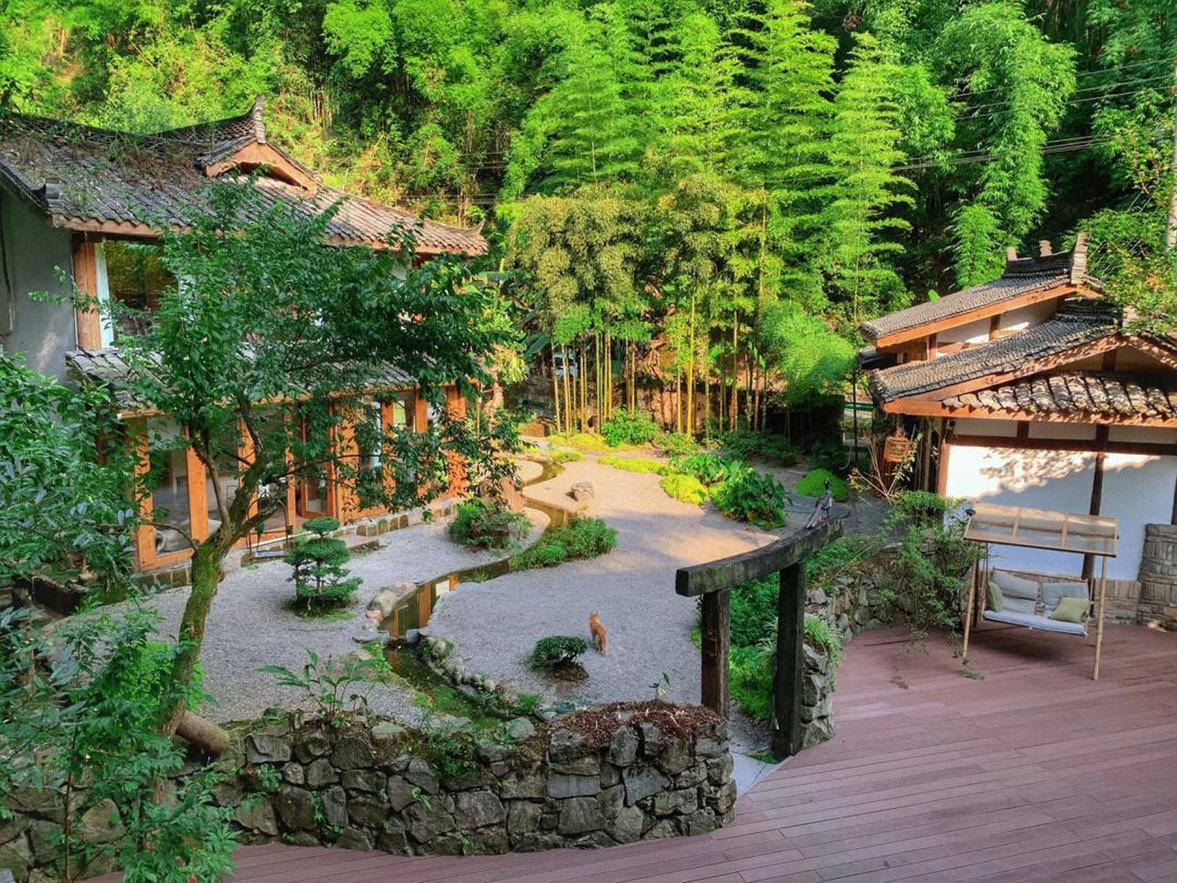 闲来小憩竹林间, 小院深闺静掩关. 隔窗鸟语声相应, 似说春光在故乡.