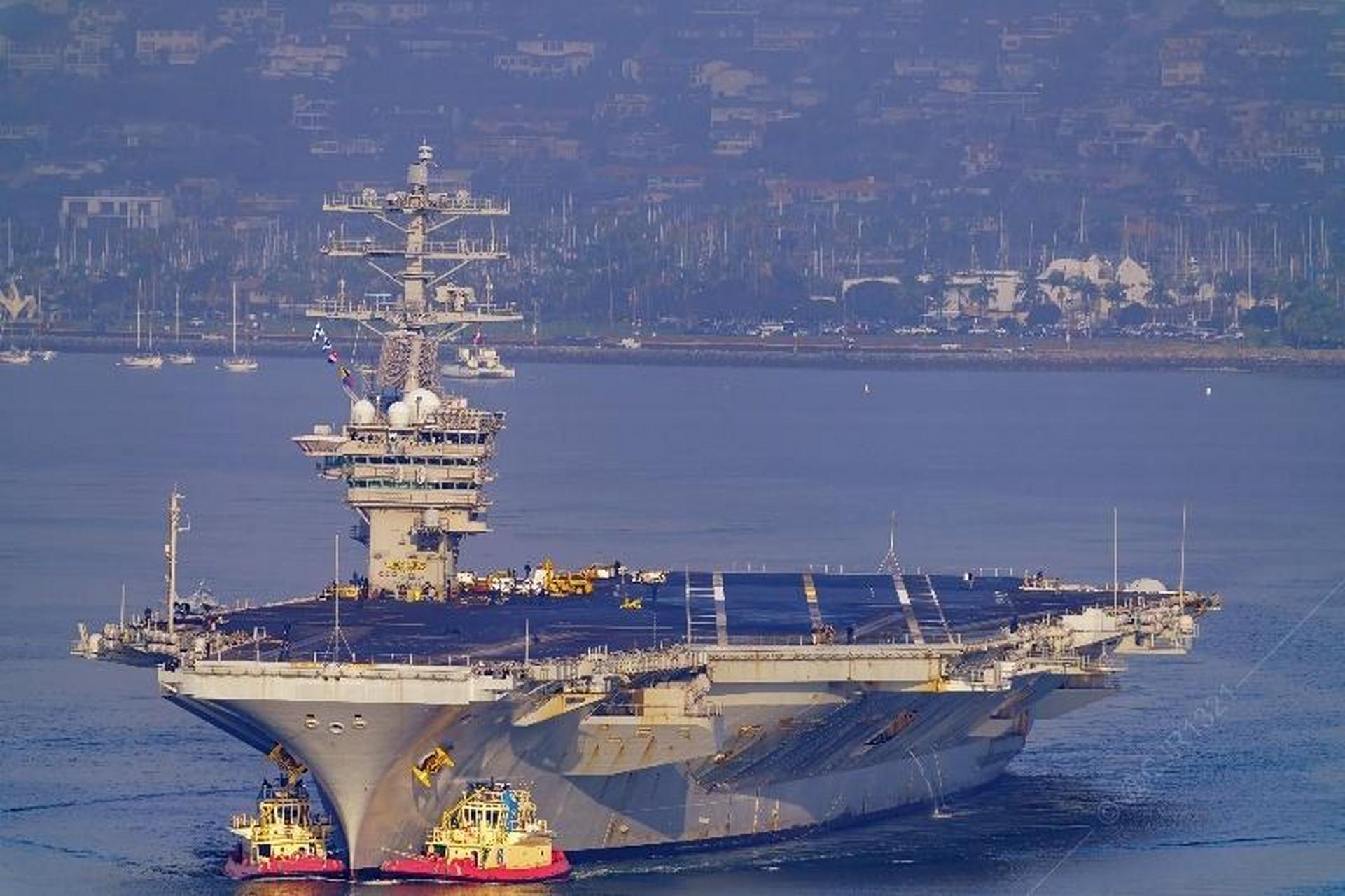 美国海军尼米兹cvn-68号航母抵达圣迭戈.状态很具有喜感.