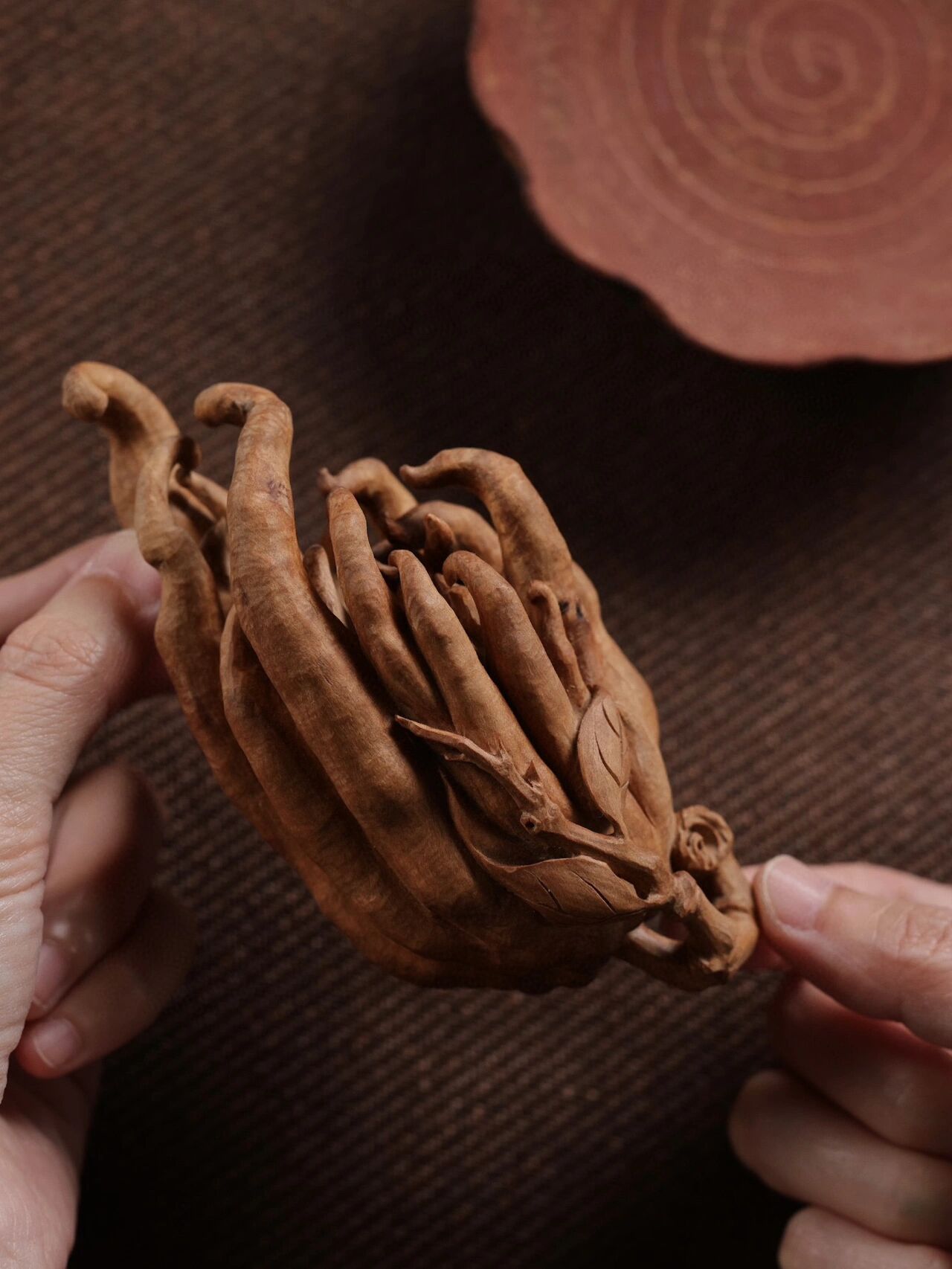 老山檀|佛手 色泽温润,纯手工雕刻佛手形,形态饱满,古朴自然,或把玩