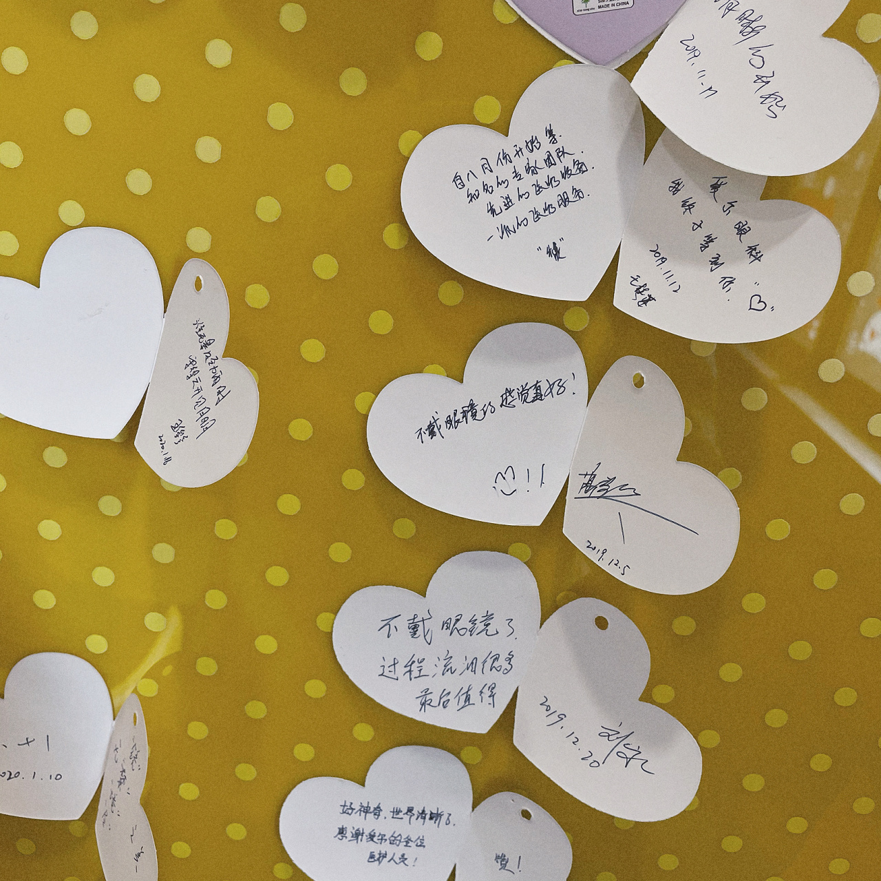 一些刻板映像,比如说:消毒水味道啊,白色墙面啊