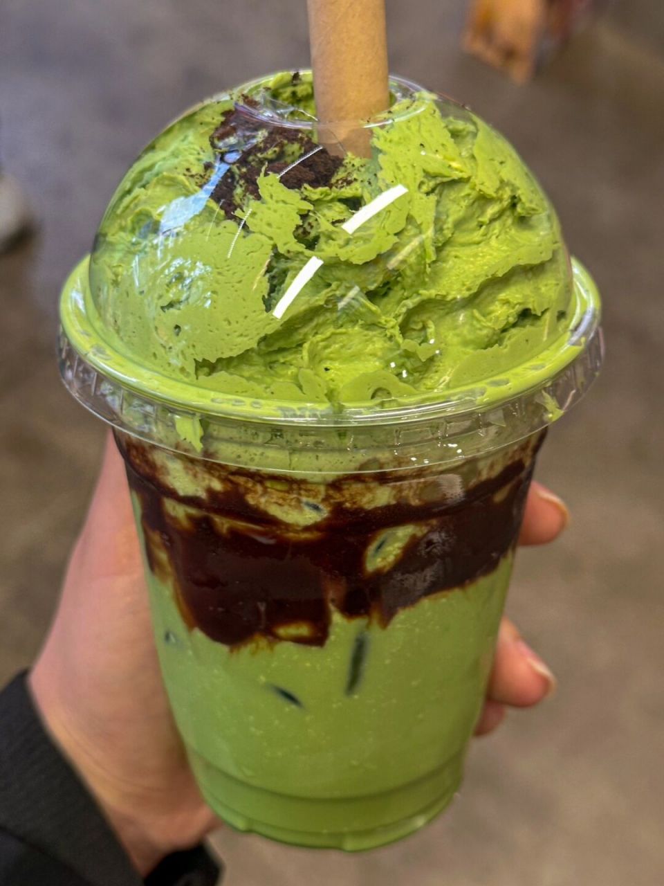 喝了第一口,就会喝完一整杯…… 今天喝到了一杯熔岩抹茶拿铁,真的是