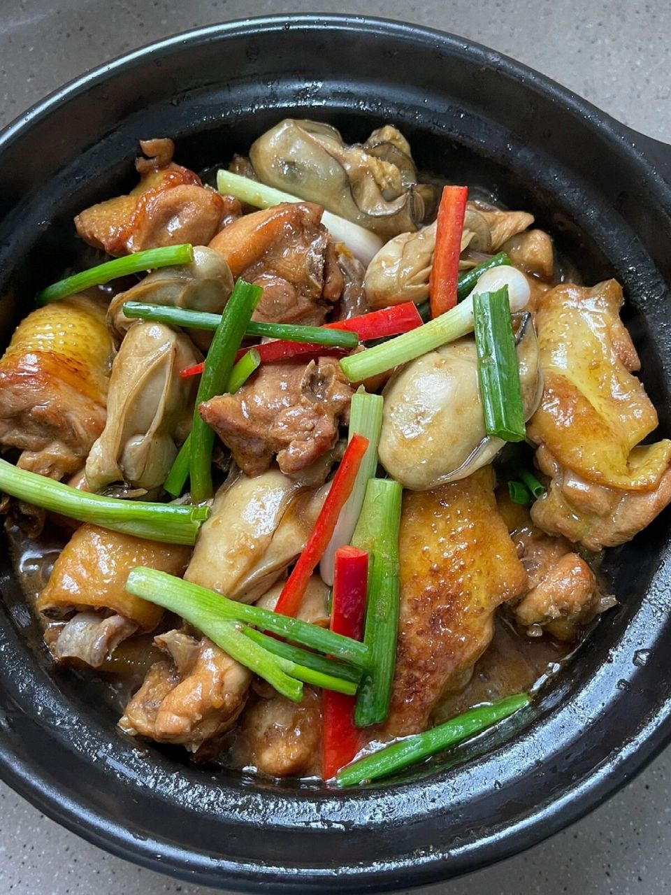 这样做的生蚝鸡煲酱香浓郁,生蚝鲜嫩多汁,好吃又下饭!我妈的拿手菜!