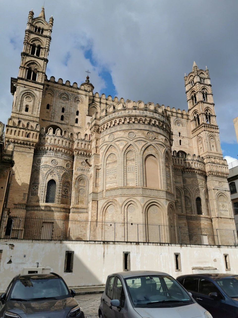 巴勒莫的主教大教堂也是来到这个城市必参观的景点,碰巧我们来的当天