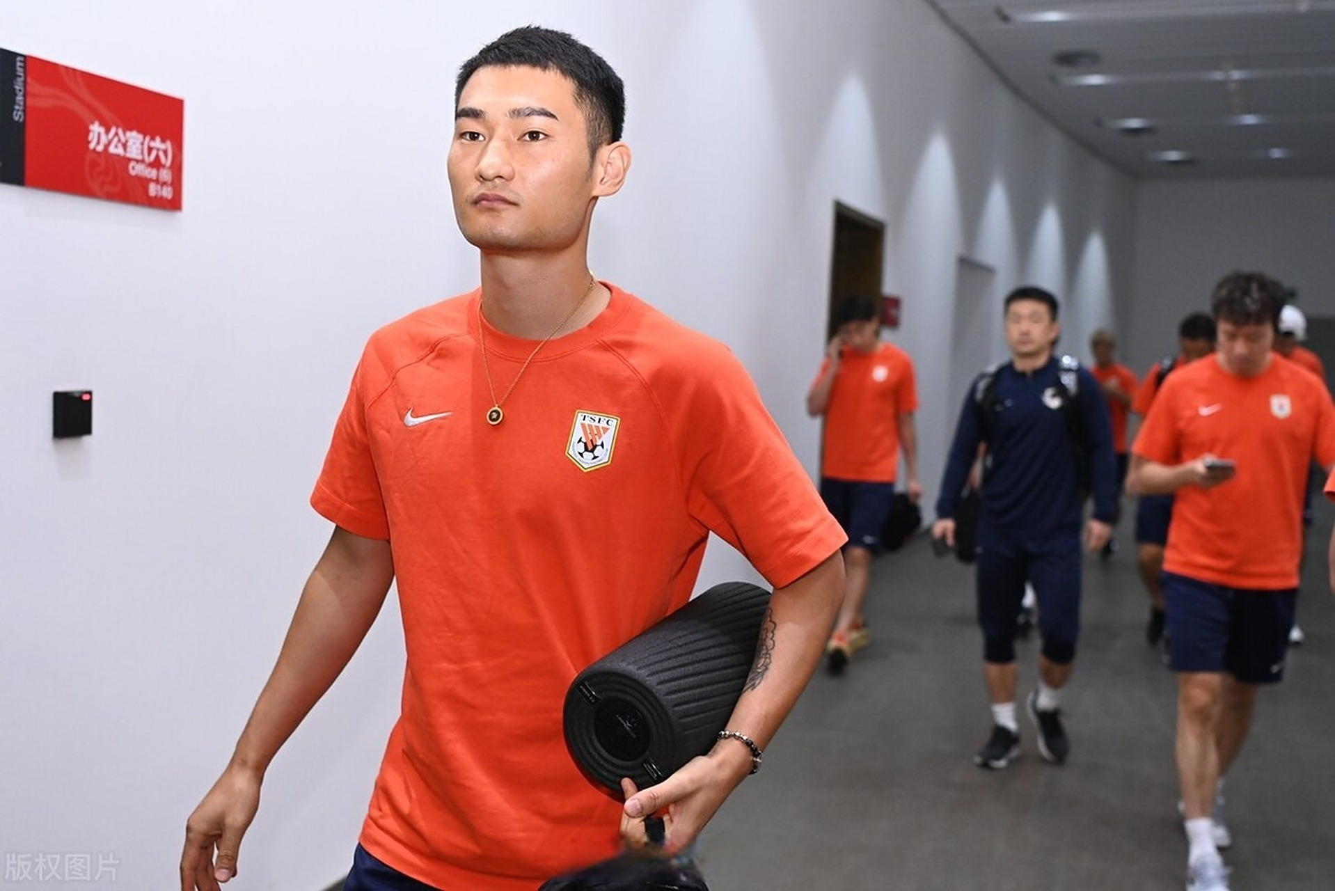 廖力生:场地条件没办法正常的踢比赛,两边都是开大脚嘛!质量太差了!