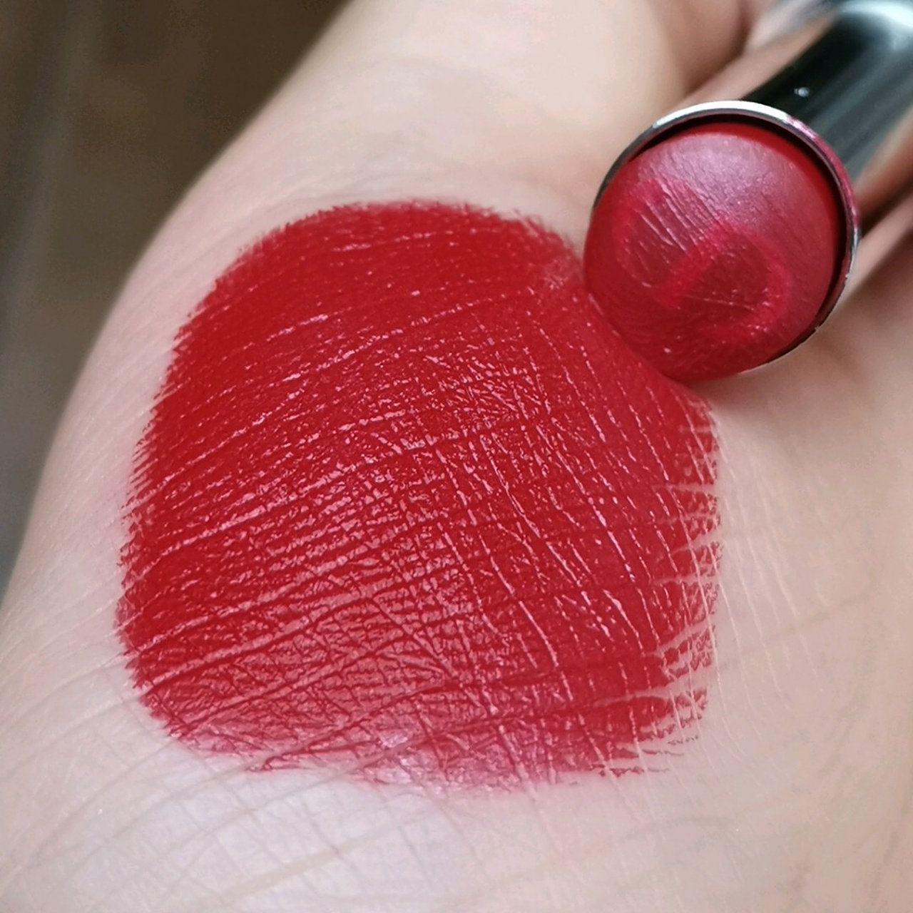 迪奥红管的质地一向比较滋润,我个人还是蛮喜欢