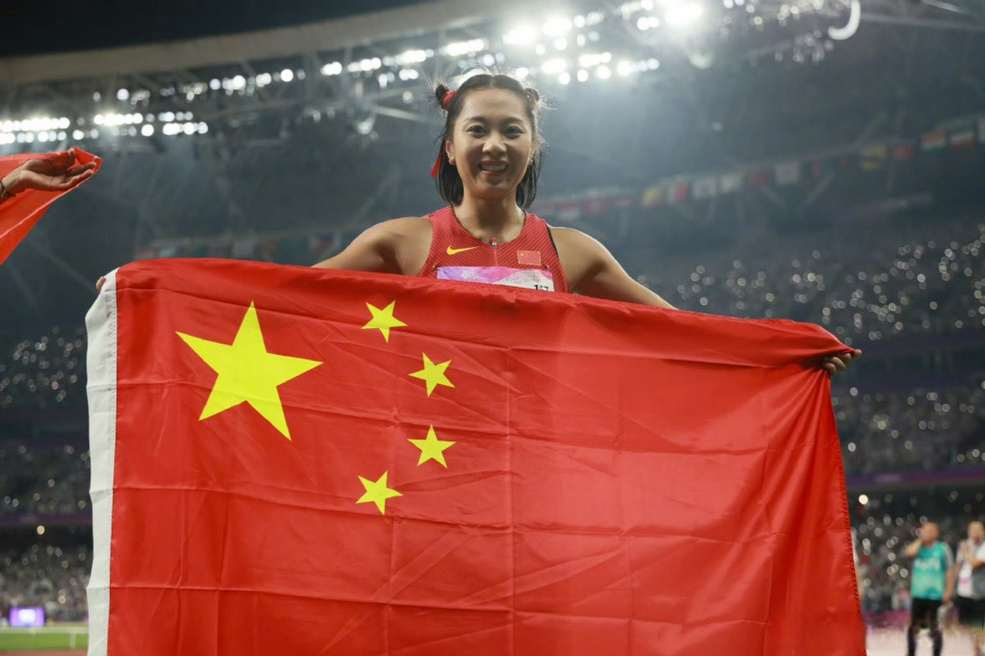 葛曼棋哪吒本吒#女子百米飞人葛曼棋哪吒头亮相,这个哪吒头红红火火.