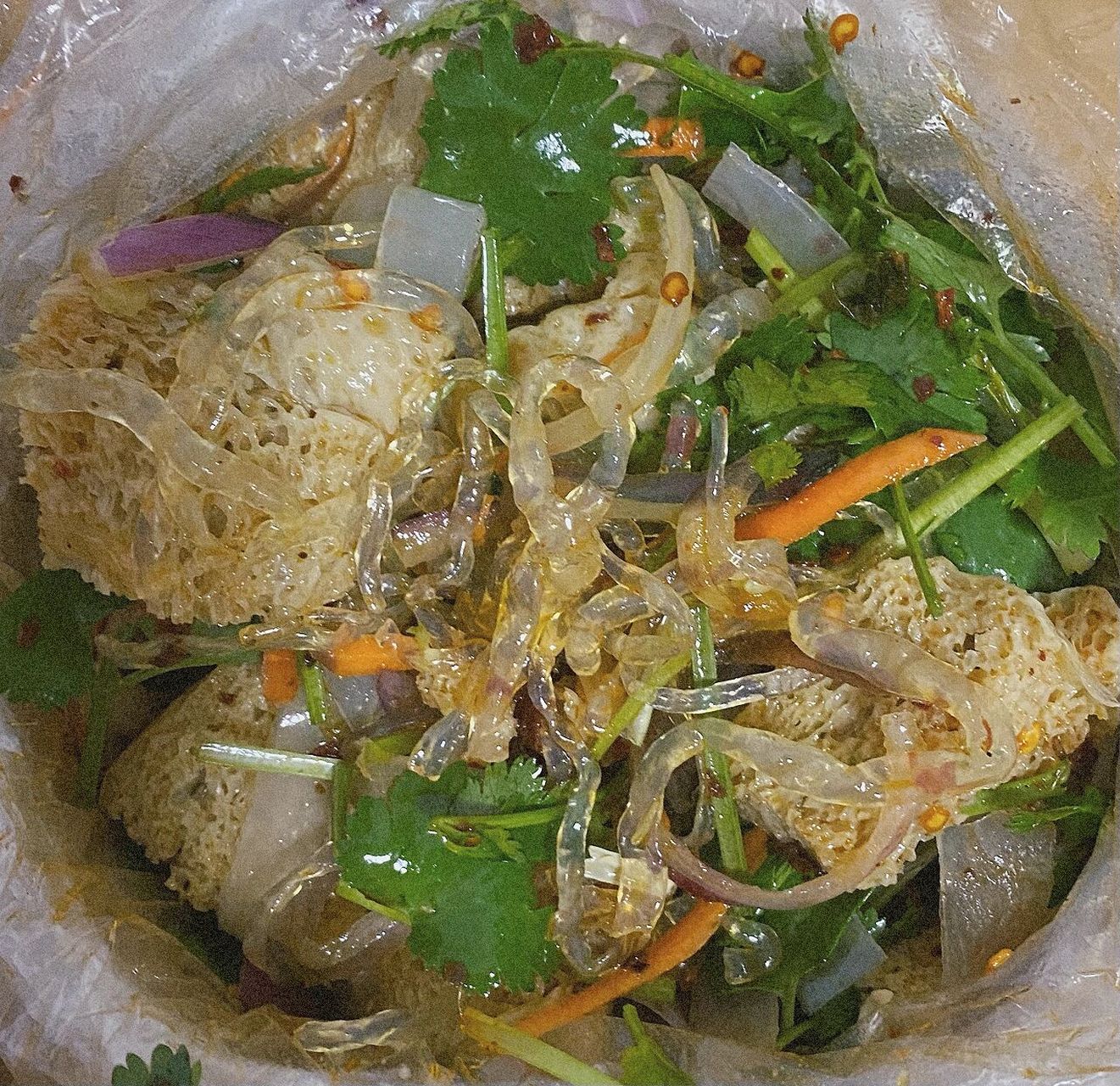 咱就是说凉拌菜里这根透明吃起来咯嘣咯嘣  的东西叫啥哇