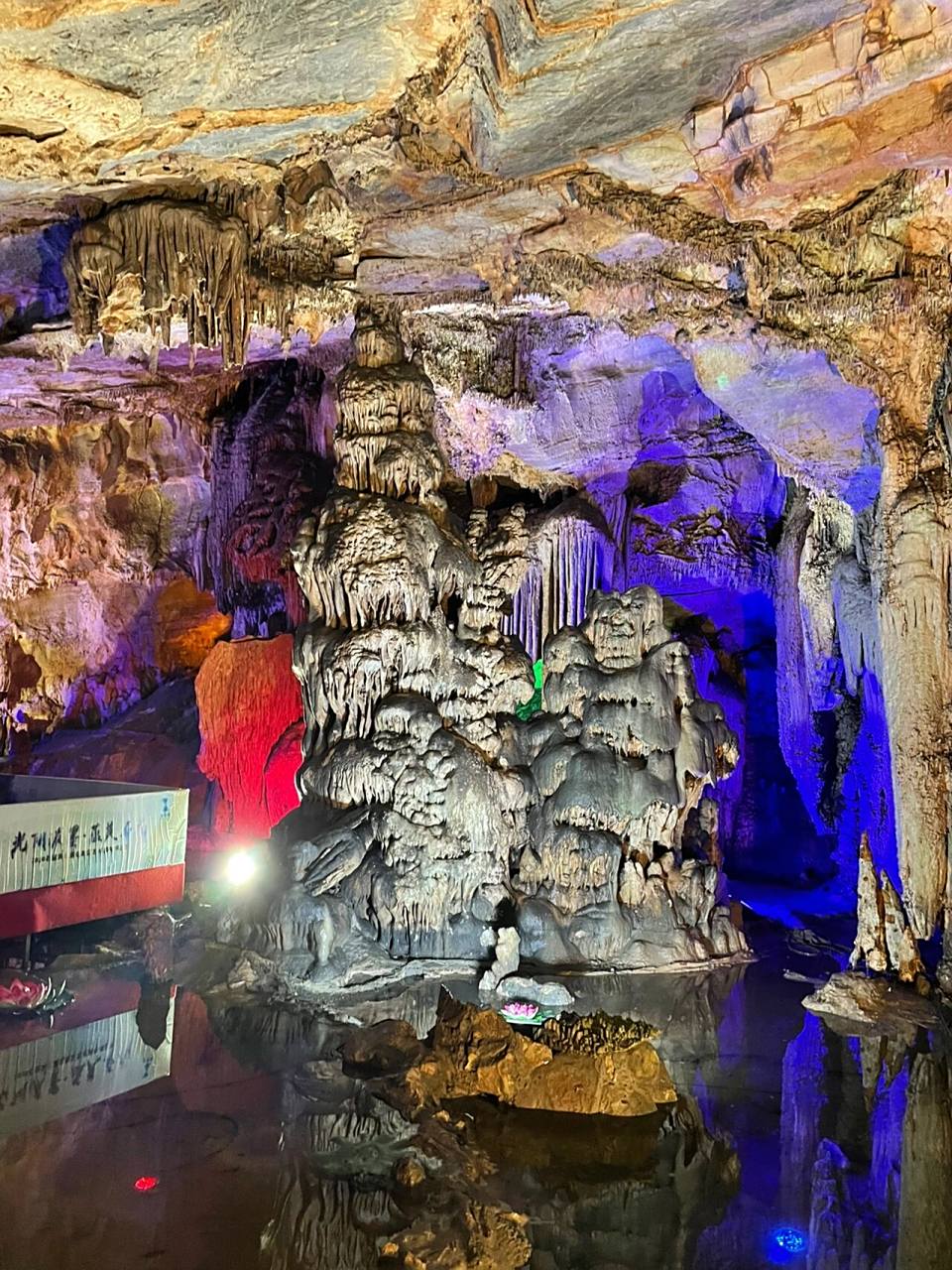 94石花洞景区又称石佛洞,位于房山区河北镇南车营村,距北京市城区五