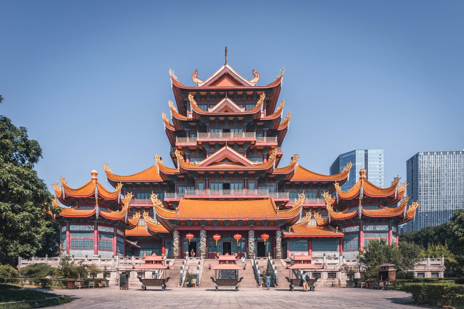 "我镜头下的西禅古寺." "荔树四朝传宋代,钟声千古响唐音.