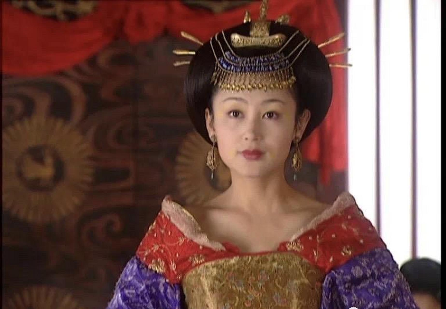 唐玄宗李隆基拿下了韦后,安乐公主和太平公主,荣登皇位早期,他并没有