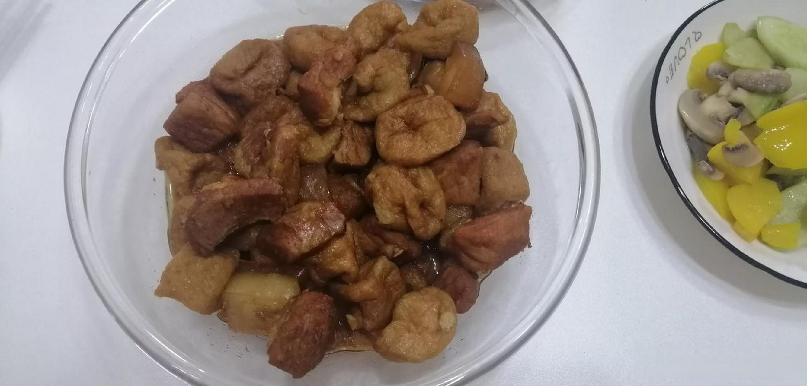 今日份午餐 豆腐果烧肉 炒黄瓜片 凉拌菜 木耳 腐竹 两个人也是吃不完