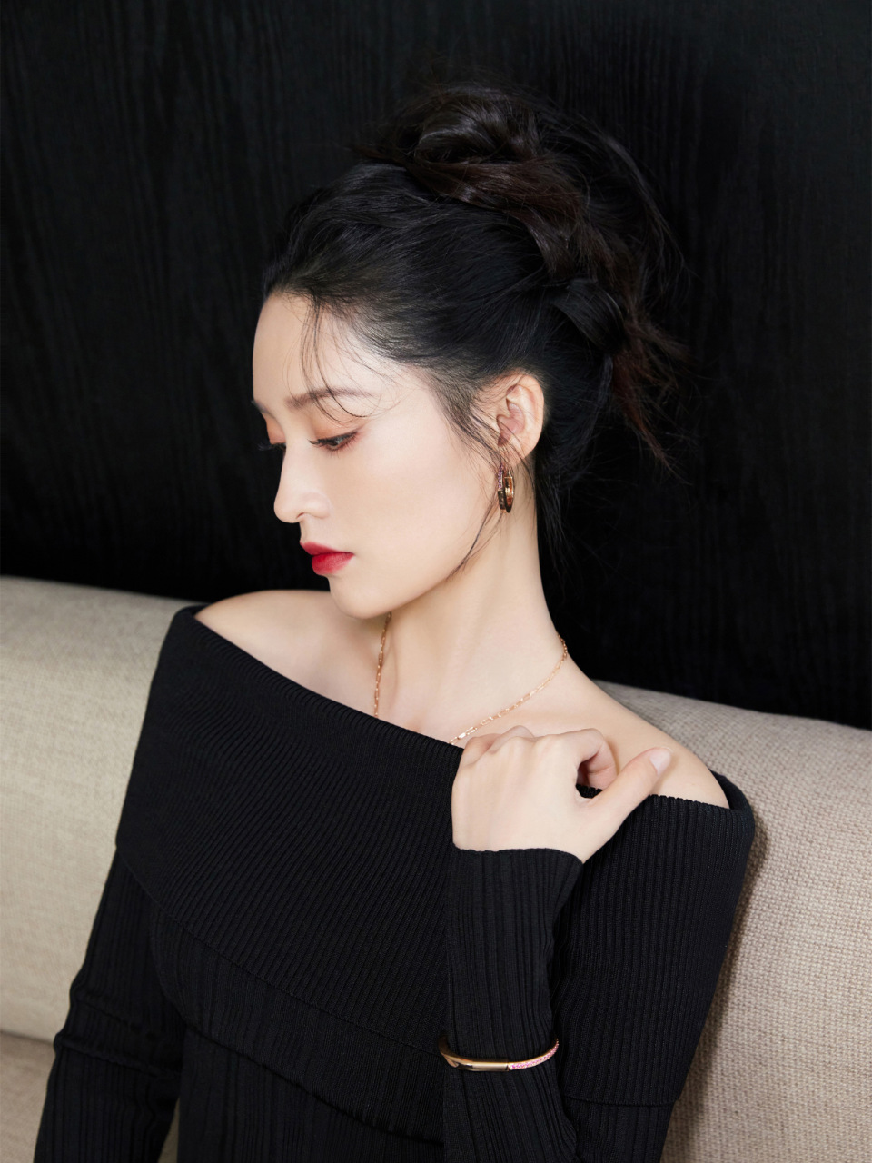 李沁优雅写真大片:扎发红唇,一字肩黑色礼服裙,酷美靓丽,焕发全新姿采