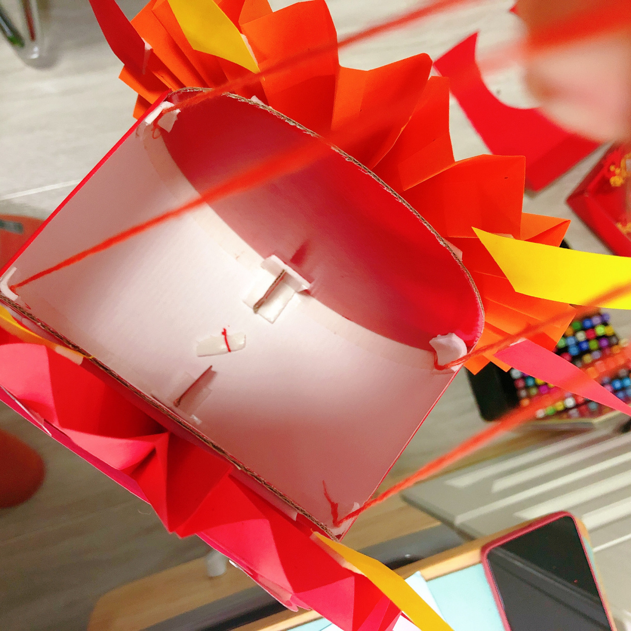 幼儿园手工灯笼 纯手工牛年灯笼 材料:卡纸,瓦楞纸,硬纸板,泡沫胶