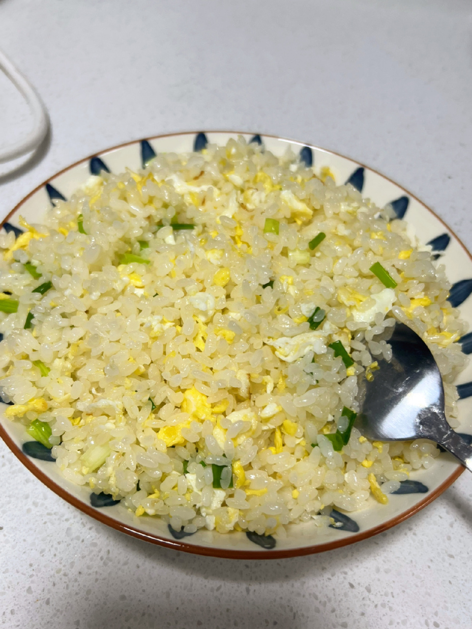 厨房小白 蛋炒饭 	 准备剩米饭,葱花,鸡蛋 	 我跟我男友学的做法构 