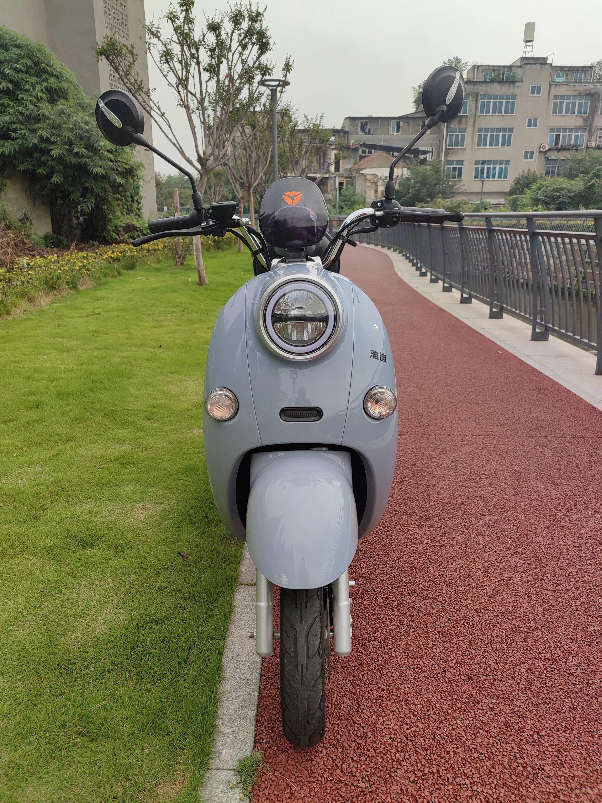 雅迪米彩电动车一台