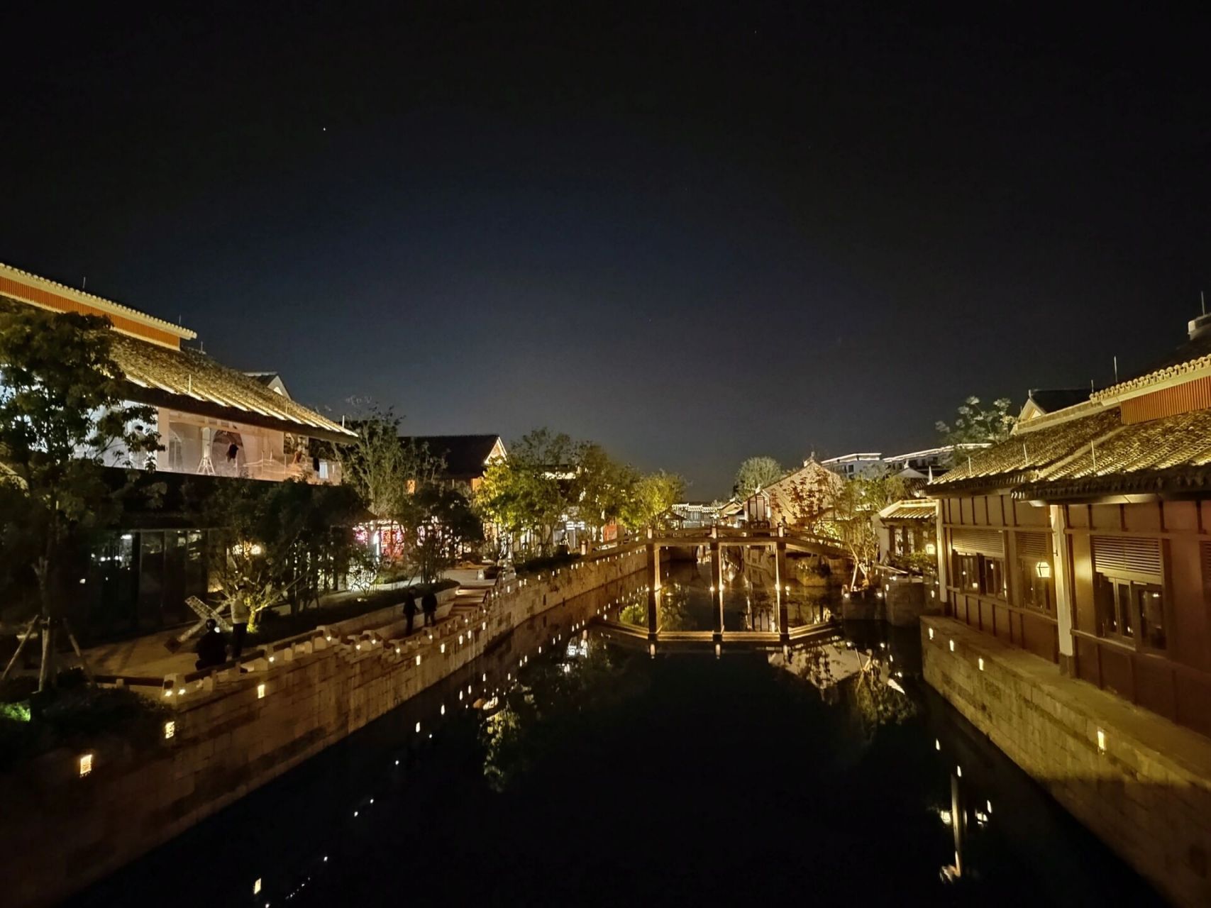 蟠龍古鎮絢麗的夜景,未來西虹橋打卡聖地 以公園為主題環繞的蟠龍天地