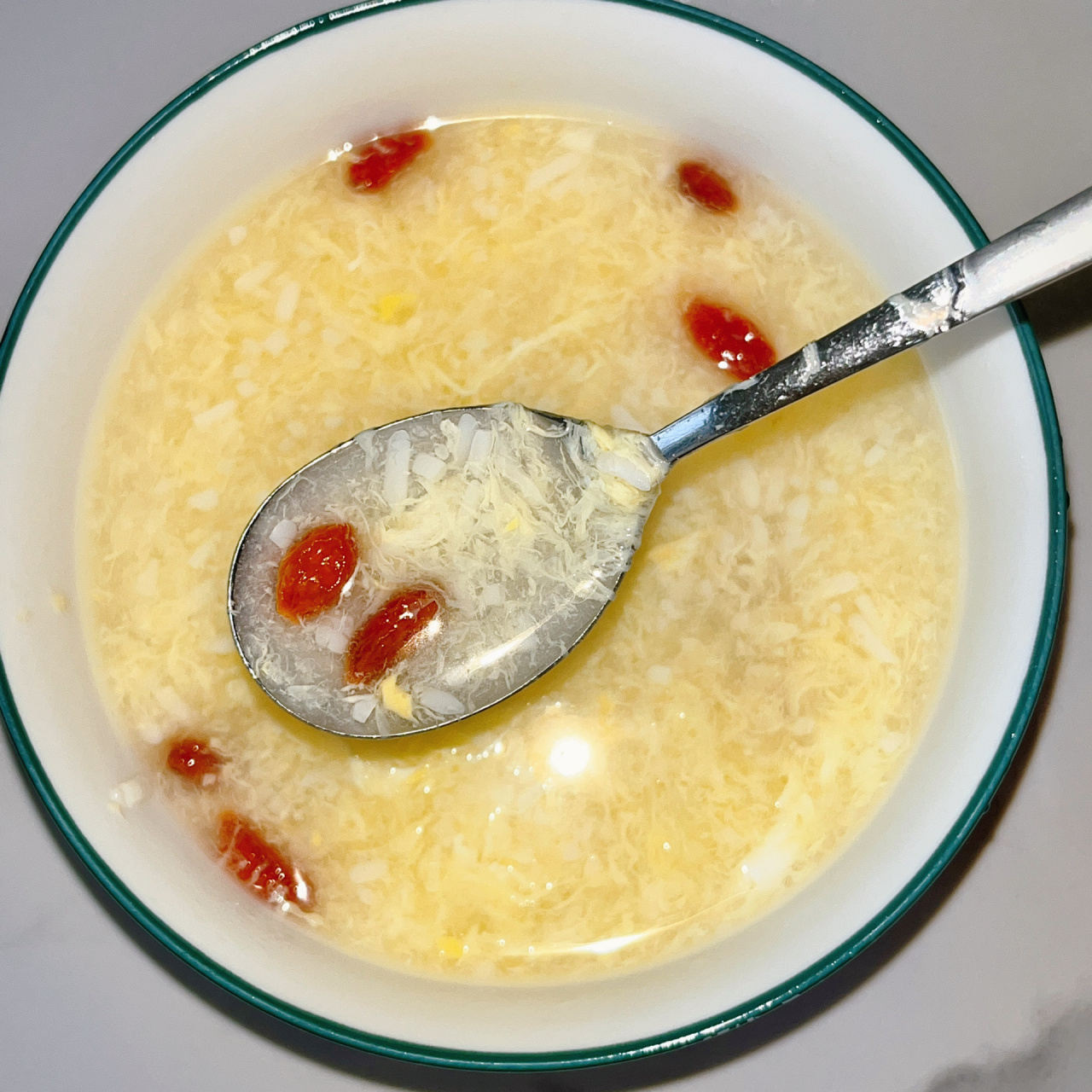 超简单的米酒蛋花汤6015冬天必备 食材:米酒,鸡蛋,枸杞,淀粉,糖