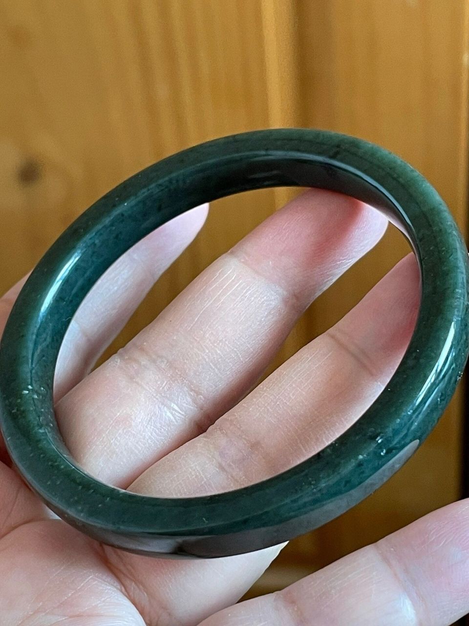 料子细度不错,深墨绿色,不发黑,完整光滑无裂纹,有少许白绵不明显