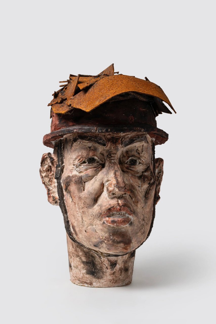 《消防人》陶瓷雕塑 泥条盘筑,泥片成型 材质:陶,铁 尺寸:38*45*58cm