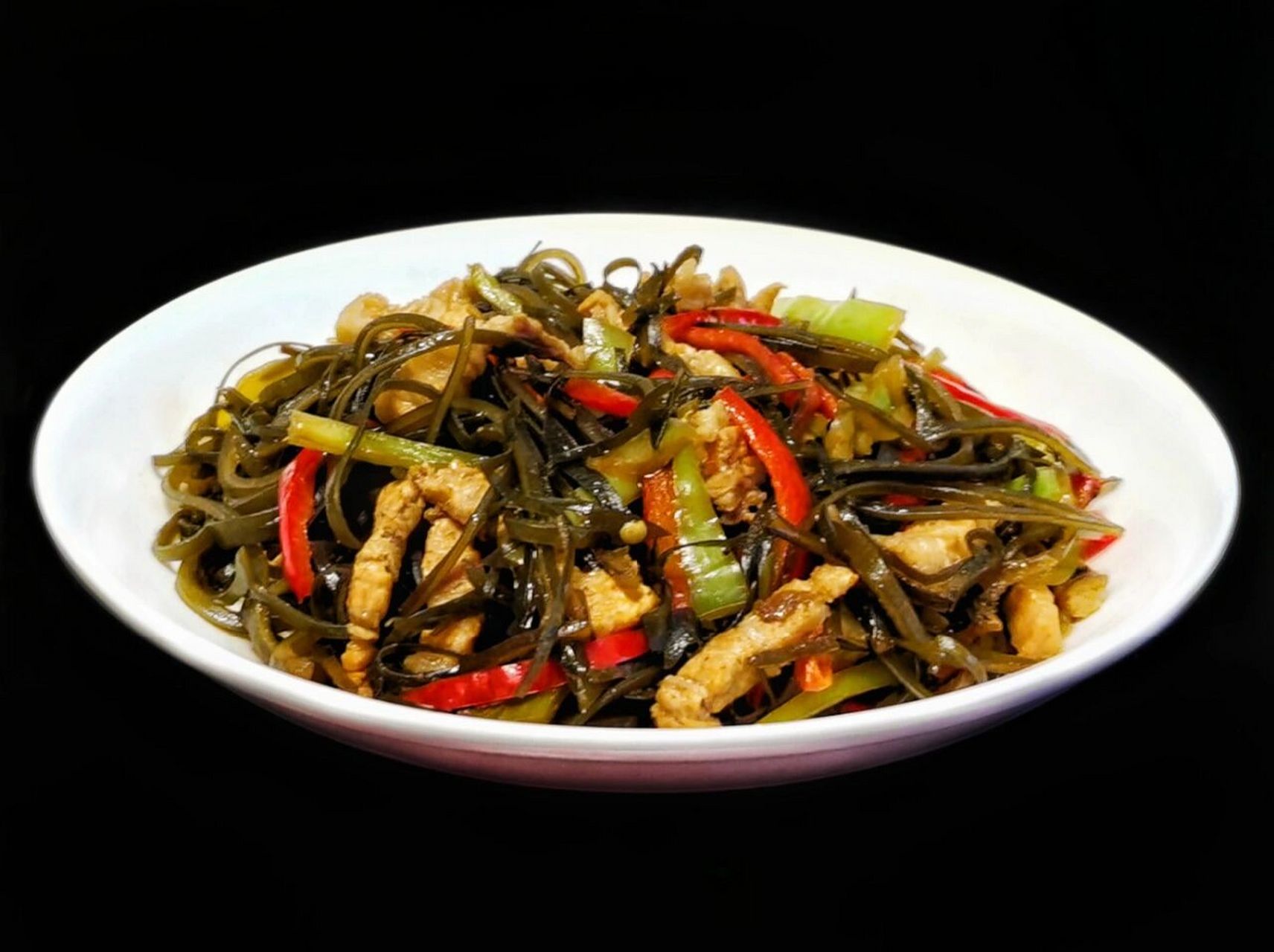 肉丝炒海带 肉丝炒海带: 1,肉切丝;海带泡软后切细丝,冲洗干净后烧