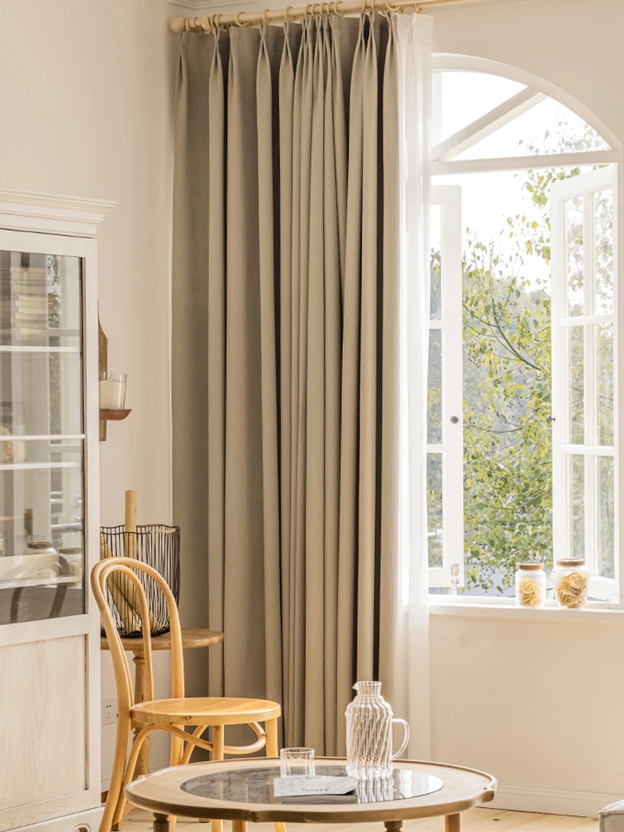 891589158915 暖色系的窗帘是卧室的选择款式之一喔