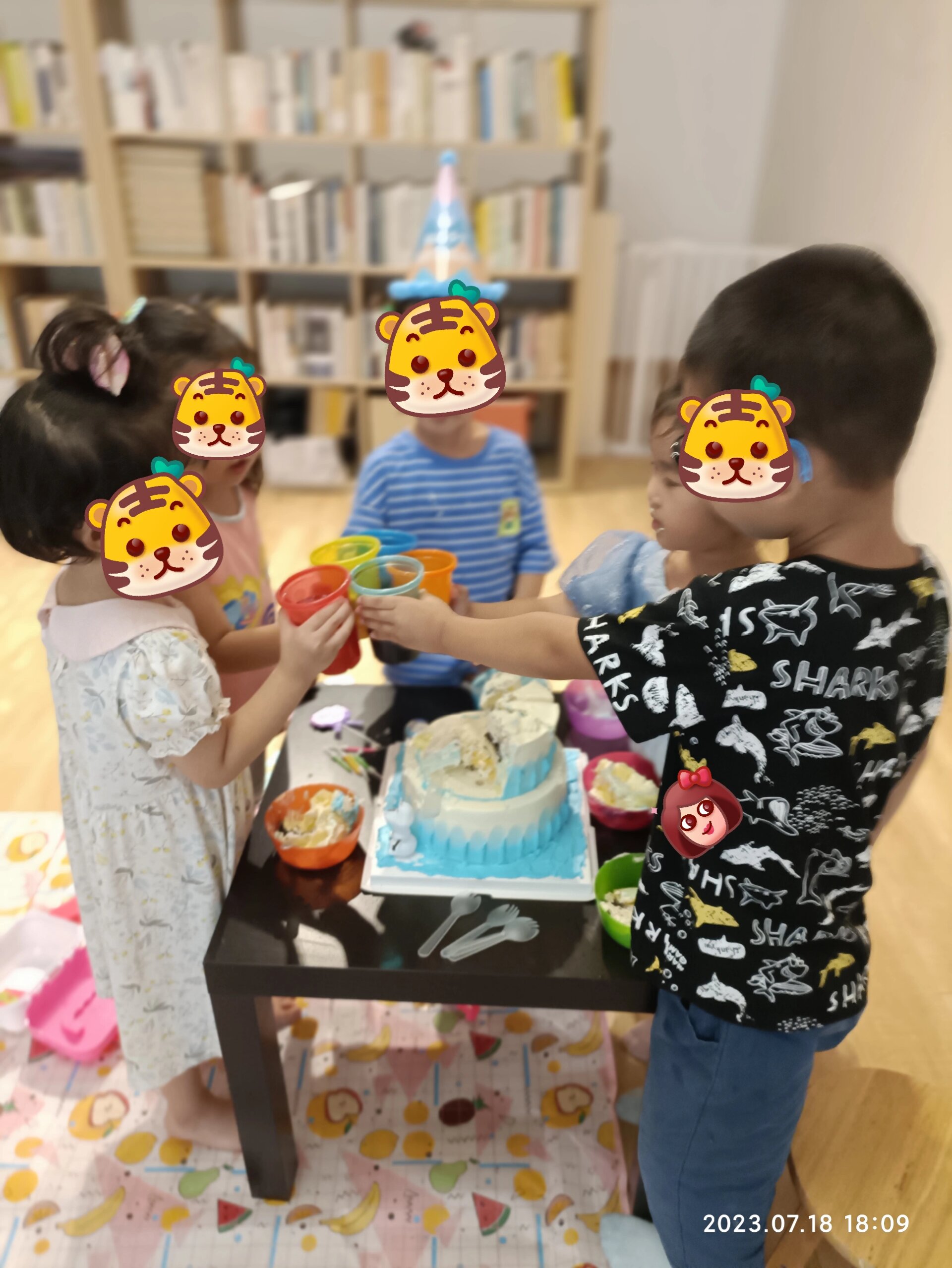 孩奴卢丽参加生日聚会图片