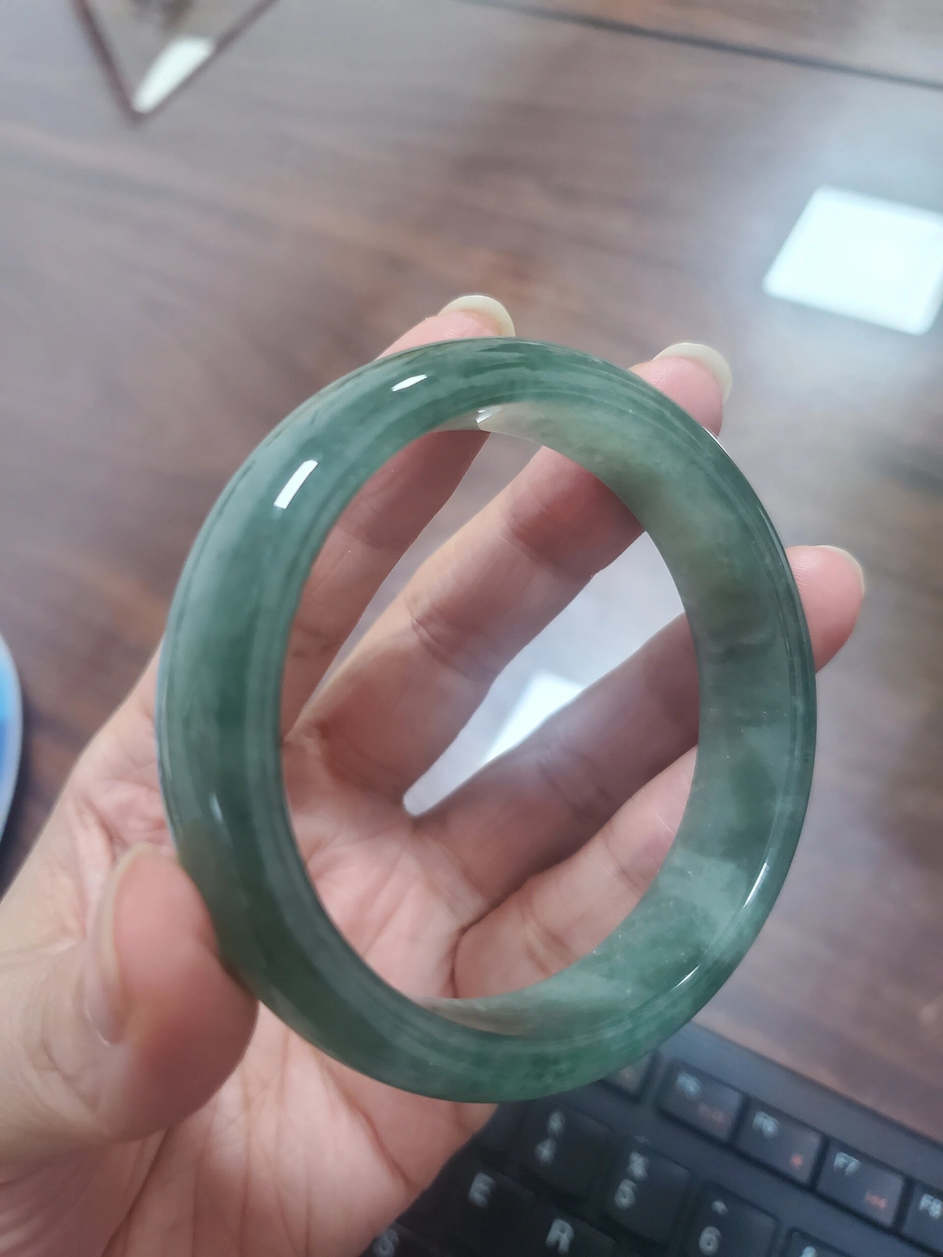 老油青手镯 都说油青不保值 可我觉得挺好的呀 颜色是深点但不俗气 谁