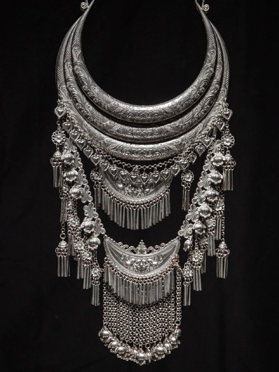苗族银饰 | 古老技艺的錾美之美 璀璨苗银之项圈 	 项圈由小到大多达