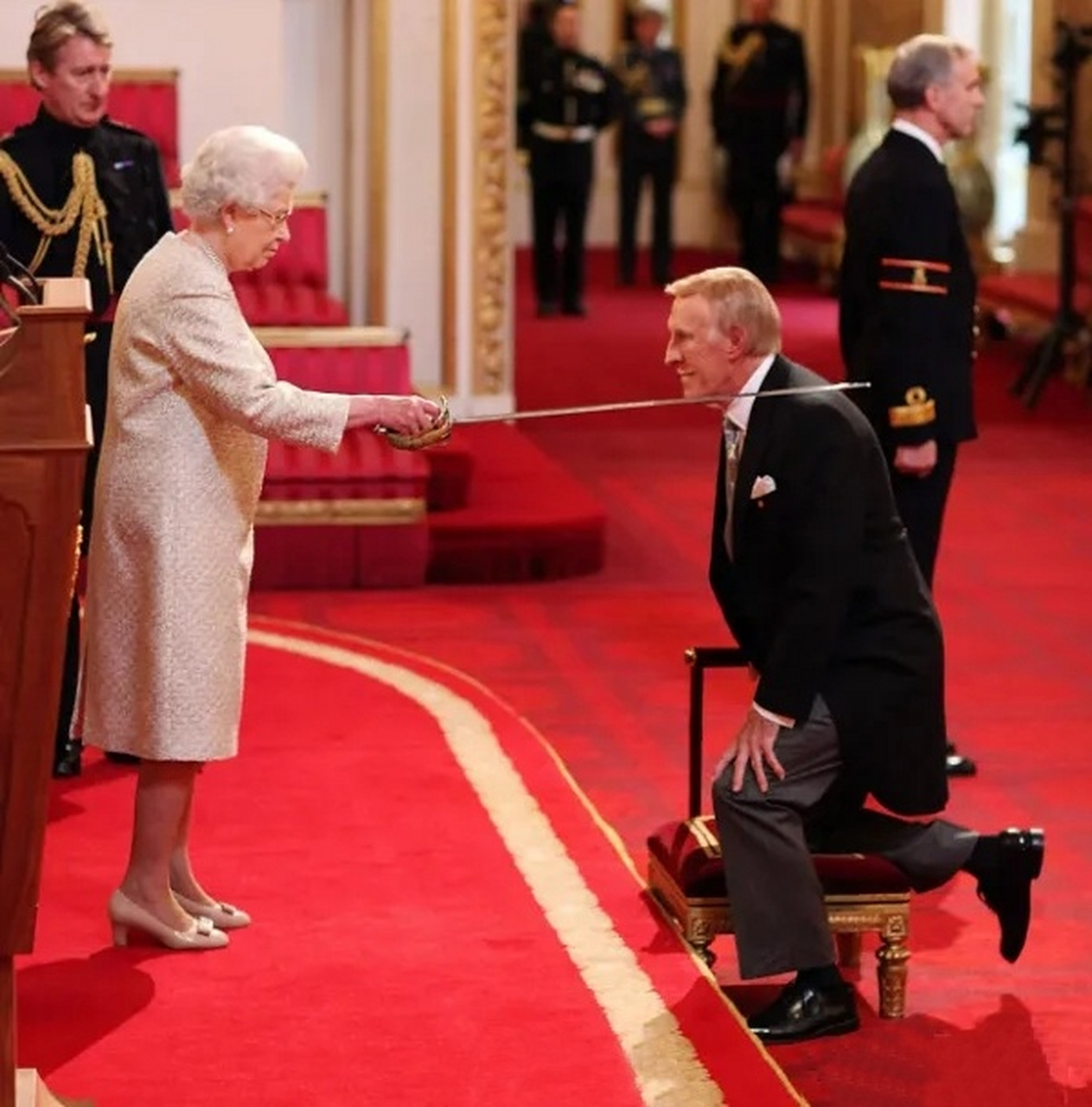英国人的膝盖不是不可以跪,他们在女王面前照样要跪,而且至今还在跪