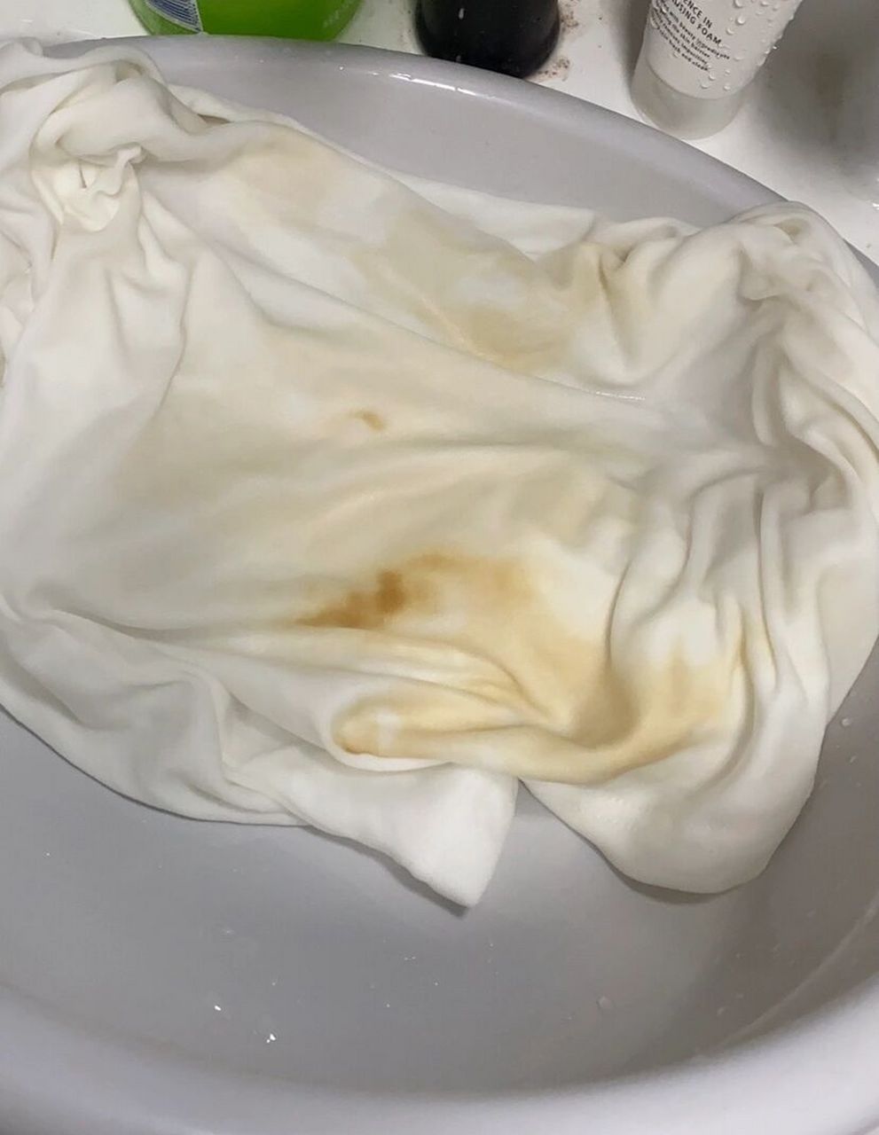 衣服上有水锈怎么办 昨天家里停水了,来水之后放出来带着水锈的水把