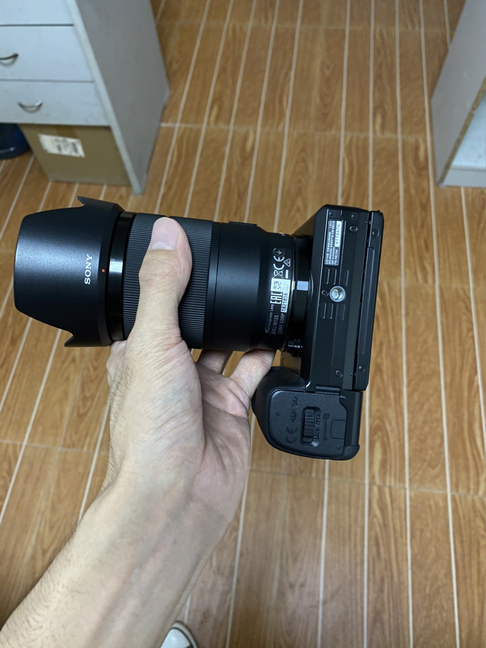 终于还是花了3600元买了索尼a6100微单相机 大家可以看置顶的笔记有全